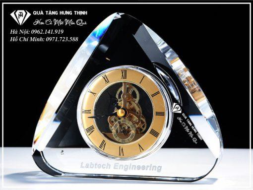 đồng hồ để bàn pha lê hình tam giác 02