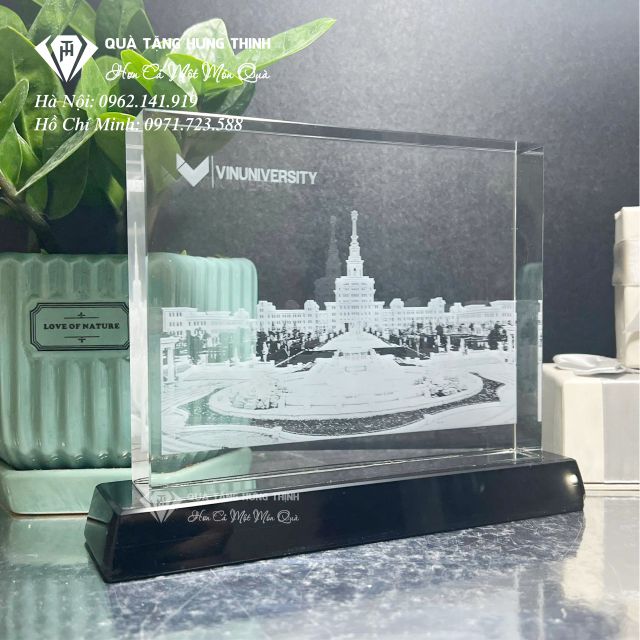 Kỷ niệm chương pha lê 3D khắc tòa nhà đại học VINUNI 1
